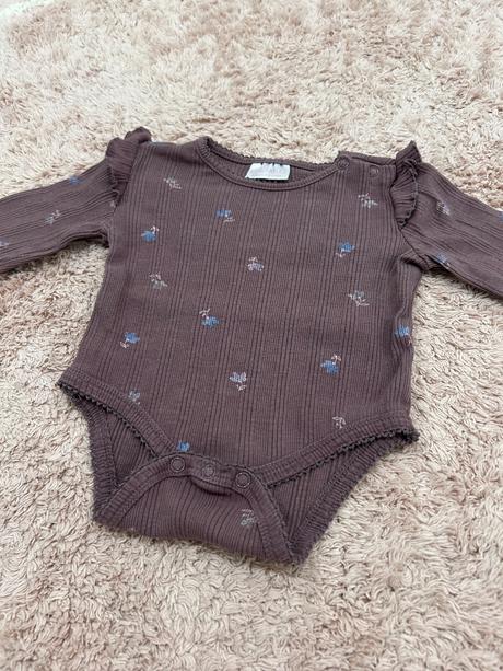 Rebrované body s kvetinkami, 68