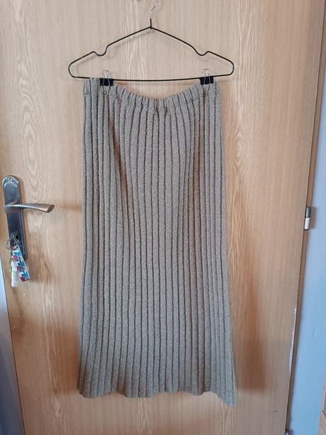 Hrubšia rebrovaná sukňa,