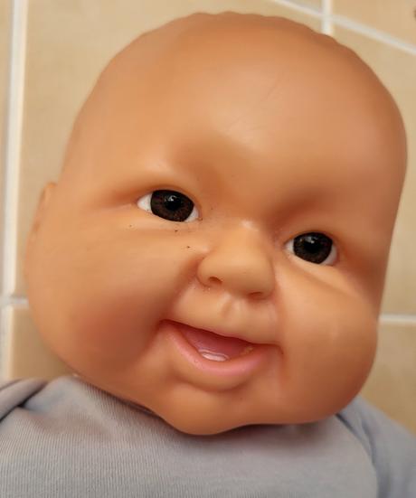 Bábika s hnedými očami a s príslušenstvom, 