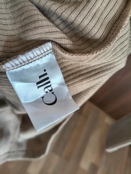 Calli. úzke nádherné elastické šaty na gombíky m, l / m