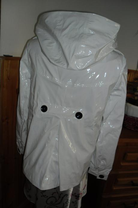 Nepremokavá bunda, 38