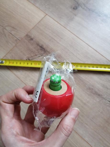 Jablko s červíkom antistresova hračka na stláčanie, 