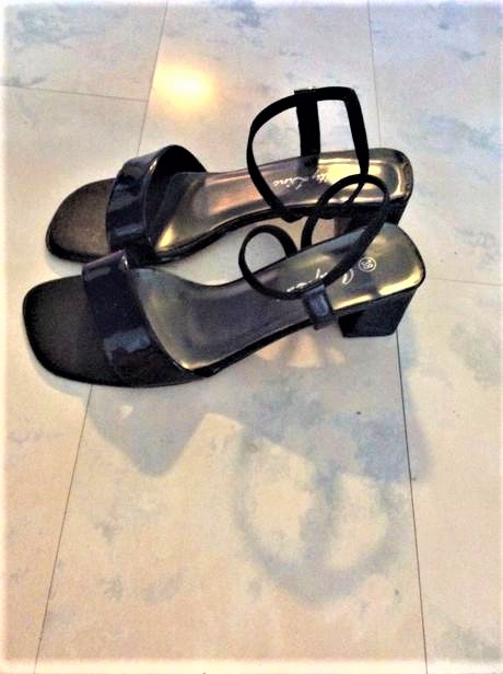 Jemné lakové sandálky, 38