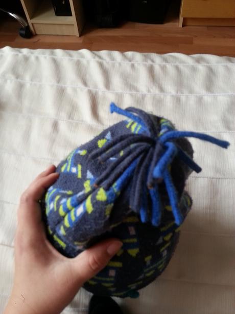 Modra ciapka s motivom vlacika, 56