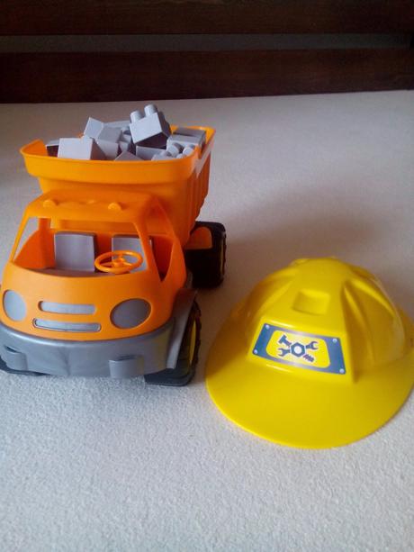 Auticko + prilba + skladacie kocky, 