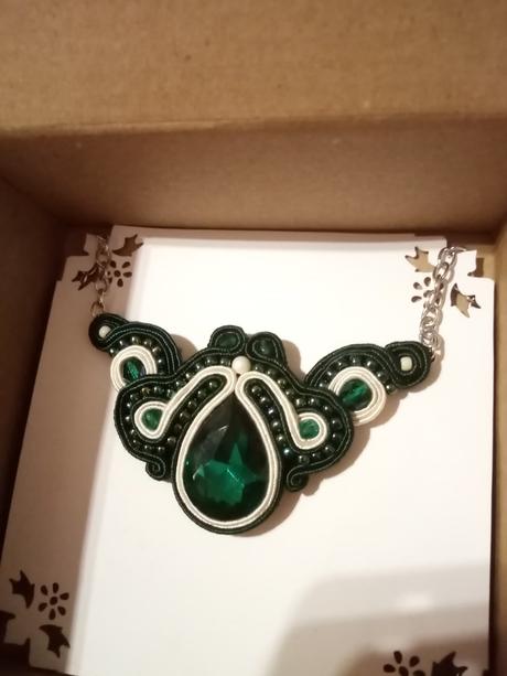 Sutaškový náhrdelník,