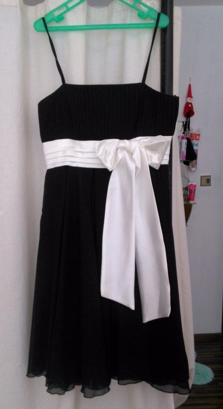 Čierne šaty s bielom mašľou, 36