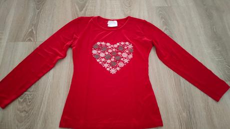 Krásne červené vianočné tričko, 134