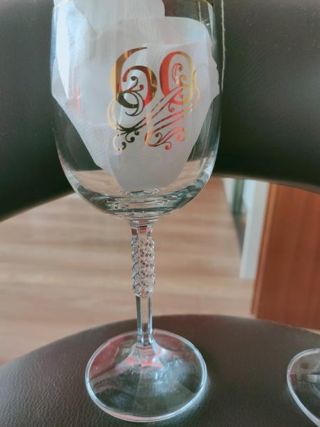 Pohár s označením 60 a 25, 