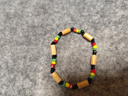 Naramok s drevenimi farebnymi goralkami,