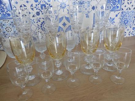Sklenené poháre na nožičke, 