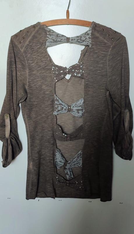 Tričko s výstrihom na chrbte, s