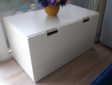 Lavica s priestorom na hračky, 