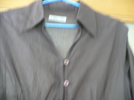 Tmavo hnedá košela, s