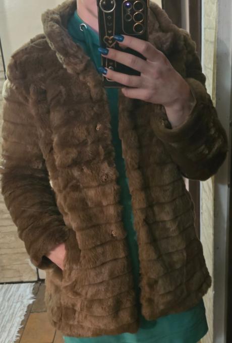 Hnedý kožúšok, s