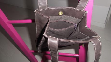 Mala kozena tmavohneda kabelka,