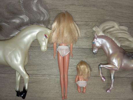 Bábika, dieťa a 2 kone, 