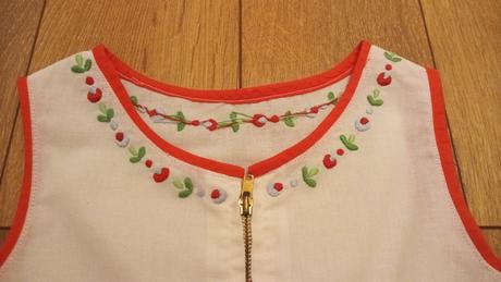 Predám vyšívané dievčenské šaty na 2 roky, 98