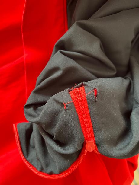 Červená sukňa rivica, s