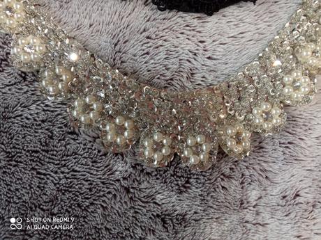 Ozdobný náhrdelník na viazanie,