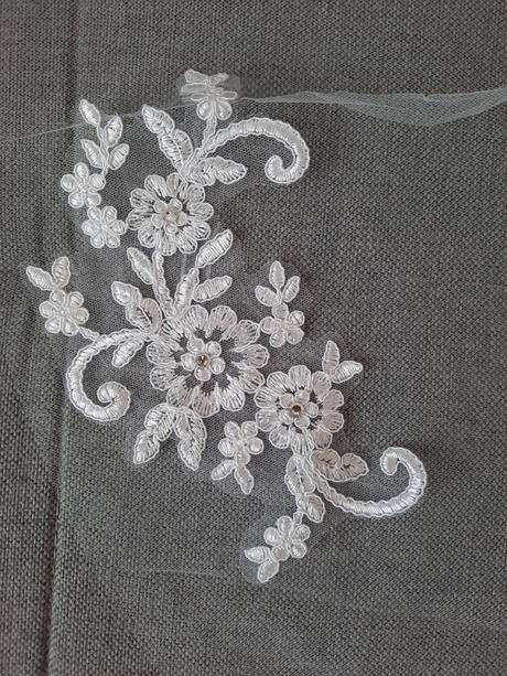 Biely svadobný závoj nový,