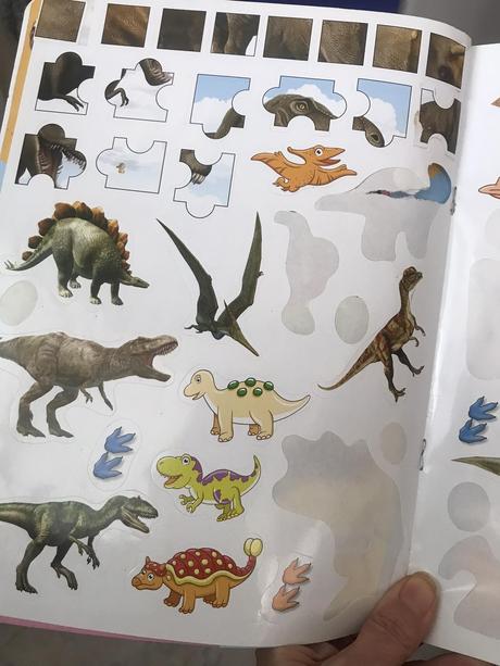 Dinosaury - aktivity s nálepkami,