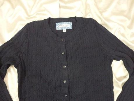 Kvalitný tmavomodrý sveter, s