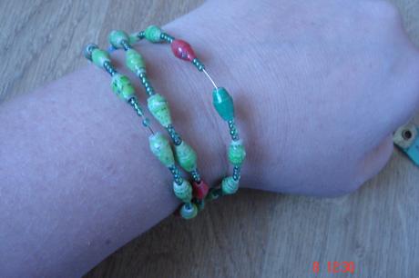 Zeleny naramok z lepenych papierikov, 