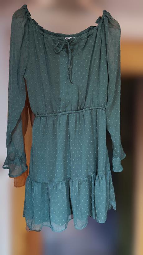 Šaty army zelenej farby, s