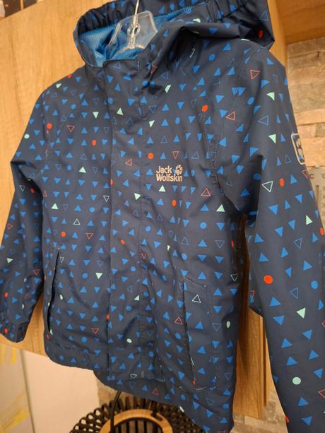 Skvelá bundička, jack wolfskin,104