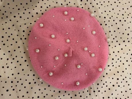 Baretka s perlami, 158