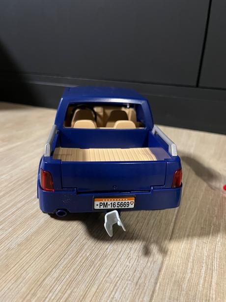 Playmobil auto s rybárom model 71038, 