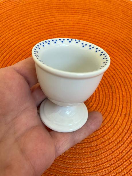 Porcelánový stojan na vajíčko, 