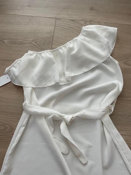 Šaty na jedno rameno, 