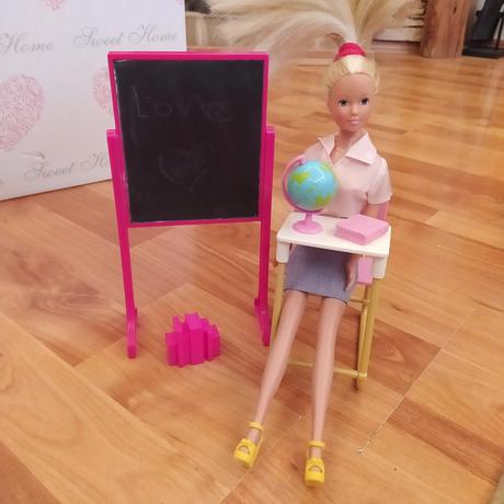 Barbie bábika učiteľka, 