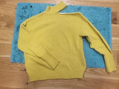 Sveter so spadnutym ramenom, 