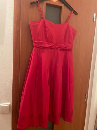 Krásne letné saty na ramienka, s