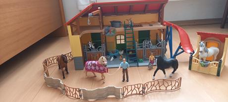 Schleich stajňa a kone, 