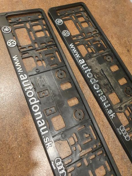 Držiak na značku pre osobné auto,