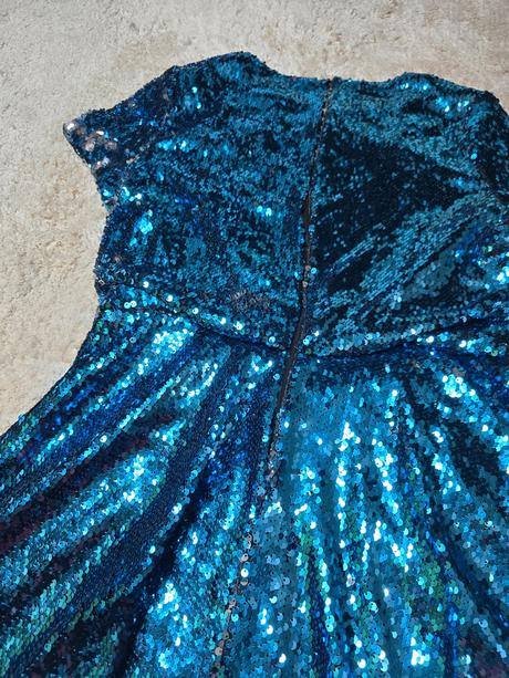 Modre flitrovane saty, 36