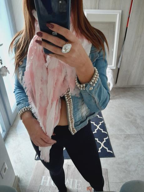 Bledoružový šál, 