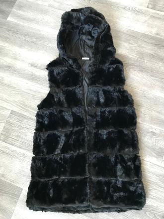 Dlhšia kožušinková vesta s kapucňou, s