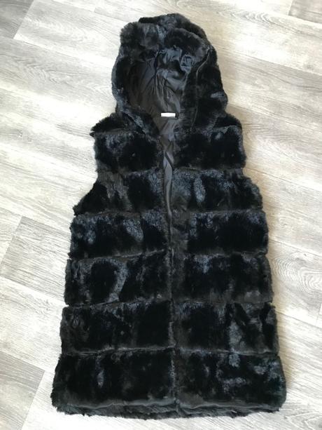 Dlhšia kožušinková vesta s kapucňou, s