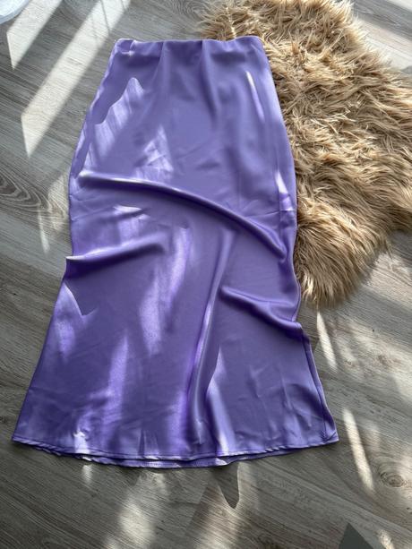 Dlhá fialova sukňa, 