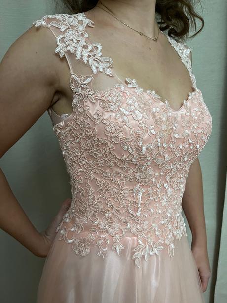 Spoločenské šaty s čipkou, s