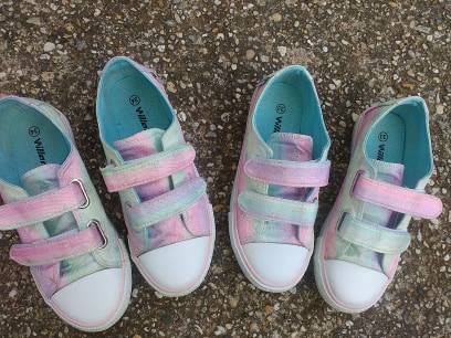 Dúhové tenisky, 34