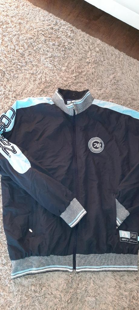 Raz oblecena vetrovka, nike,l