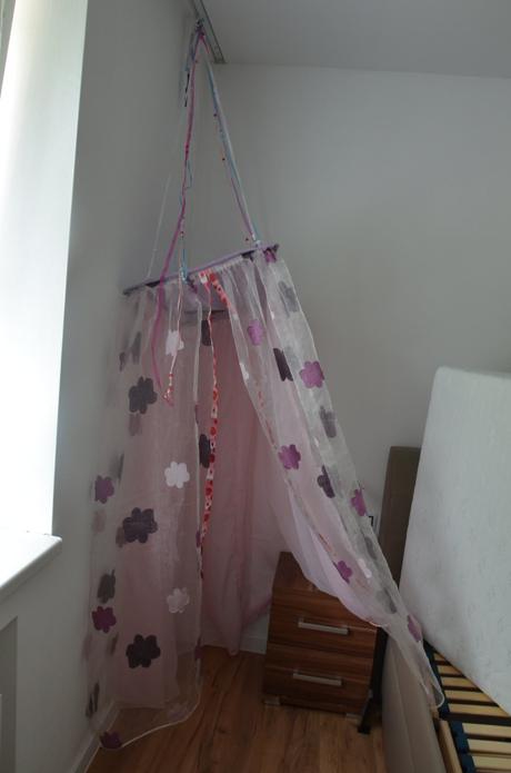 Baldachýn nad detskú postieľku,