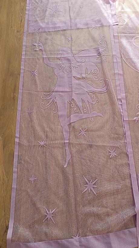 Dievčenský záclonový panel, 