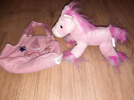 Plyšový koník v taške,